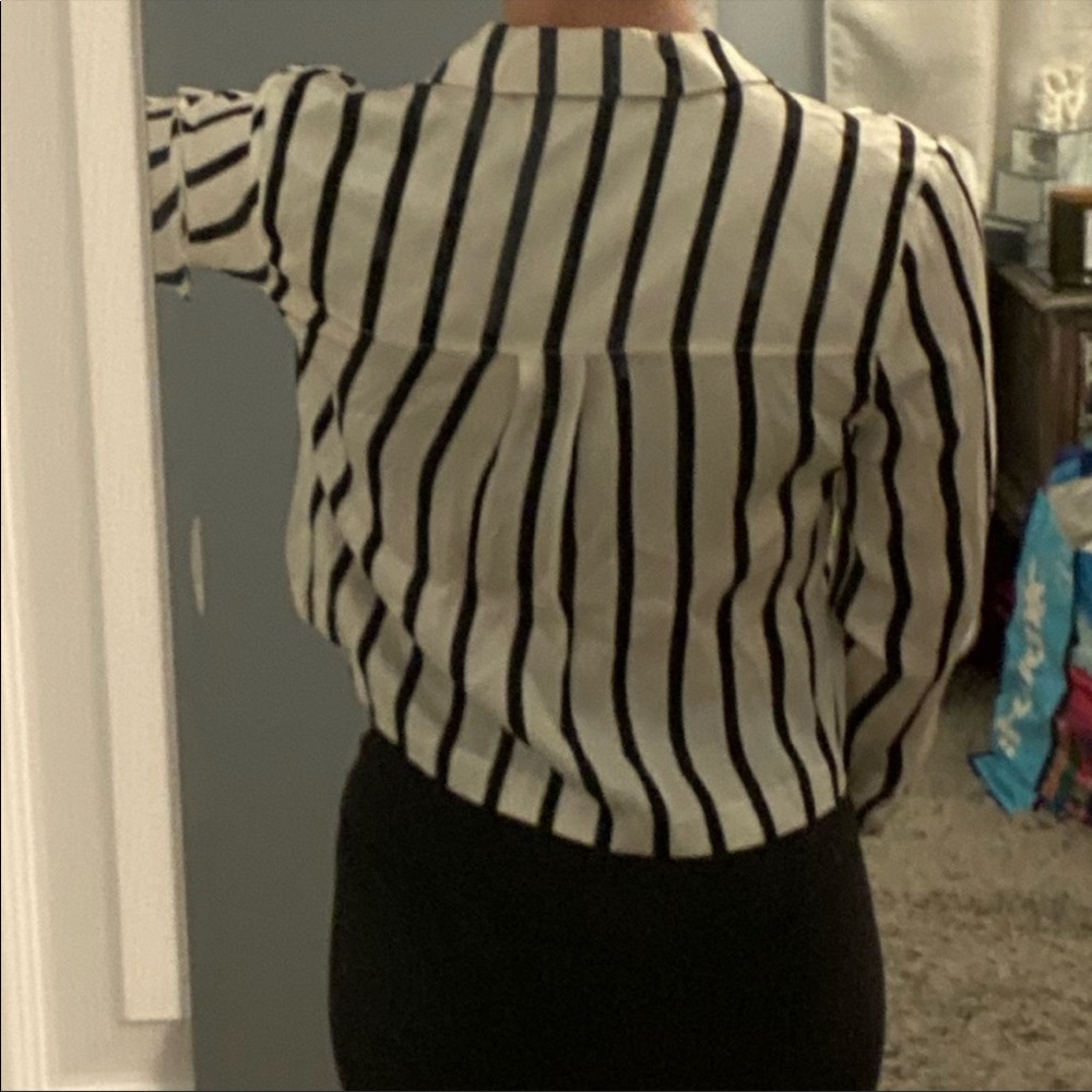 🔵 Kendall & Kylie Black & White Stripe Button Down - Picture 3 of 5